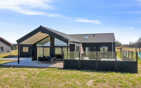 Ambra - 950M from the Sea: Tetto, Casa, Porta, Villetta, Shade, Raccordo, Cortile, Estate, Backyard