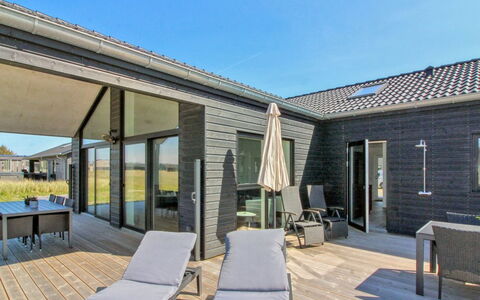 Ambra - 950M from the Sea: Tetto, Casa, Porta, Villetta, Shade, Raccordo, Cortile, Estate, Backyard