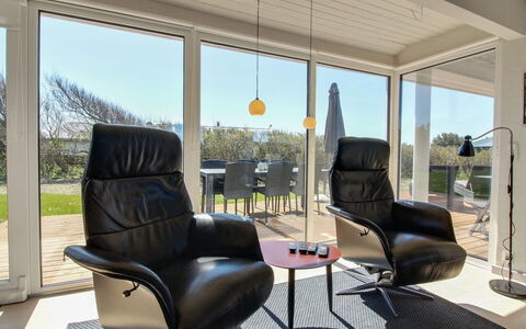 Minza - 250M from the Sea: Mobilia, Sedia, Pavimentazione, Interior Design, Pavimento, Casa, Soggiorno, Comfort, Appartamento, Camera