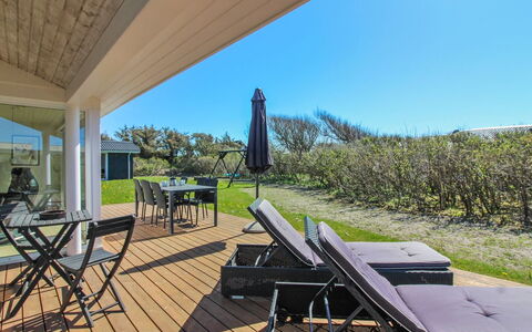 Minza - 250M from the Sea: Deck, Pavimento In Legno, Shade, Plank, Latifoglie, Portico, Boardwalk, Ricorrere, Mobili Da Esterno, Color Legno
