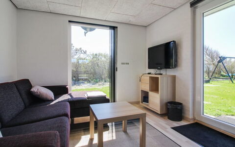 Minza - 250M from the Sea: Zona Residenziale, Arbusto, Casa, Casa, Giardino, Estate, Shade, Landscaping, Prato