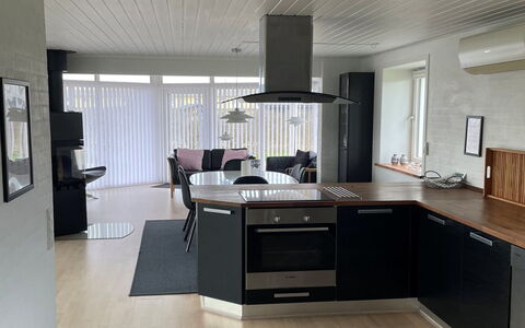 Minza - 250M from the Sea: Pavimentazione, Mobilia, Legna, Interior Design, Pavimento, Controsoffitto, Soffitto, Pavimento In Legno, Cucina, Cabinetry