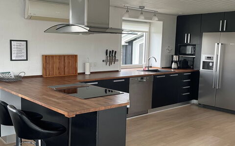Minza - 250M from the Sea: Pavimentazione, Legna, Mobilia, Interior Design, Pavimento, Controsoffitto, Cucina, Pavimento In Legno, Elettrodomestico Da Cucina, Cabinetry