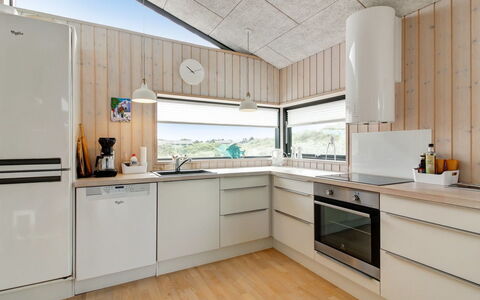 Mikkel - 300M from the Sea: Cucina, Elettrodomestico Da Cucina, Controsoffitto, Interior Design, Pavimentazione, Apparecchio Major, Legna, Cabinetry, Elettrodomestico, Soffitto