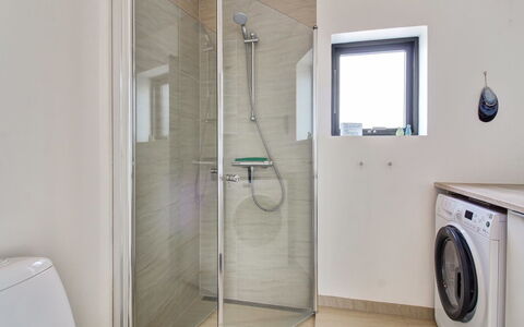 Mikkel - 300M from the Sea: Pavimentazione, Pavimento, Interior Design, Idraulico Fixture, Bagno, Soffitto, Camera, Illuminazione, Idraulico, Rubinetto