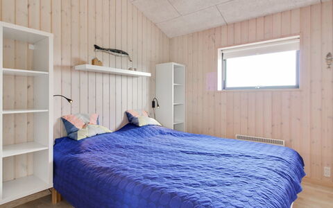 Mikkel - 300M from the Sea: Legna, Camera Da Letto, Soffitto, Pavimento, Pavimentazione, Letto, Lenzuolo, Bedding, Camera, Telaio Del Letto