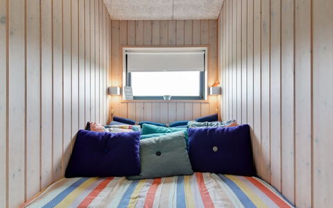 Mikkel - 300M from the Sea: Legna, Interior Design, Color Legno, Camera, Latifoglie, Soffitto, Plank, Compensato, Legname, Vernice