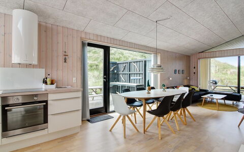 Mikkel - 300M from the Sea: Legna, Pavimentazione, Mobilia, Interior Design, Cucina & Sala Da Pranzo Tavolo, Soffitto, Cucina, Pavimento In Legno, Camera, Lampada