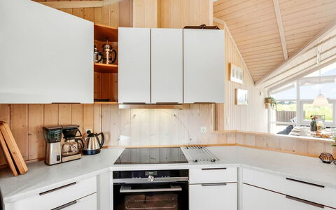 Kiran - 200M from the Sea: Cucina, Controsoffitto, Elettrodomestico Da Cucina, Cabinetry, Legna, Interior Design, Pavimentazione, Apparecchio Major, Soffitto, Lampada