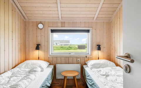Kiran - 200M from the Sea: Legna, Camera Da Letto, Letto, Bedding, Telaio Del Letto, Plank, Lenzuolo, Illuminazione Diurna, Latifoglie, Color Legno