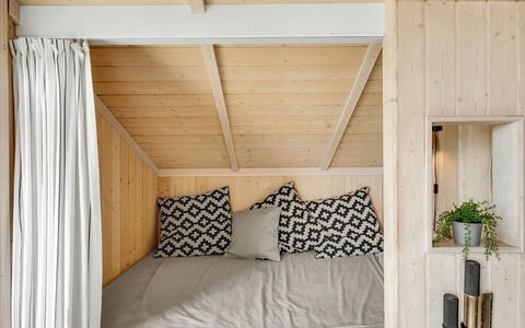 Kiran - 200M from the Sea: Legna, Interior Design, Camera Da Letto, Pavimento, Pavimentazione, Mobilia, Letto, Biancheria, Illuminazione, Casa