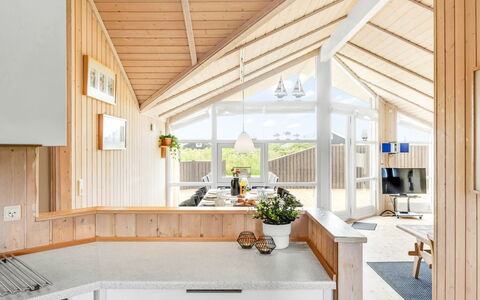 Kiran - 200M from the Sea: Legna, Soffitto, Interior Design, Pavimentazione, Casa, Cucina, Lampada, Camera, Controsoffitto, Plank