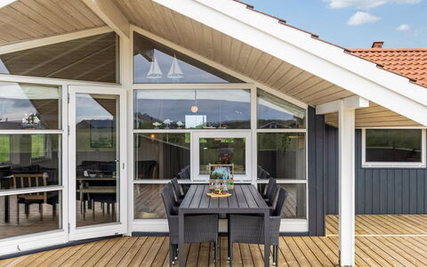 Kiran - 200M from the Sea: Legna, Casa, Deck, Latifoglie, Portico, Shade, Plank, Raccordo, Color Legno, Struttura Esterna