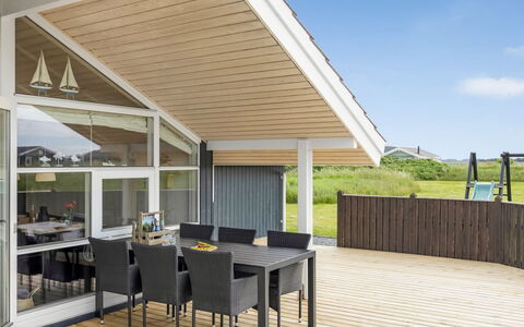 Kiran - 200M from the Sea: Legna, Casa, Architettura, Portico, Tetto, Latifoglie, Plank, Deck, Shade, Porta