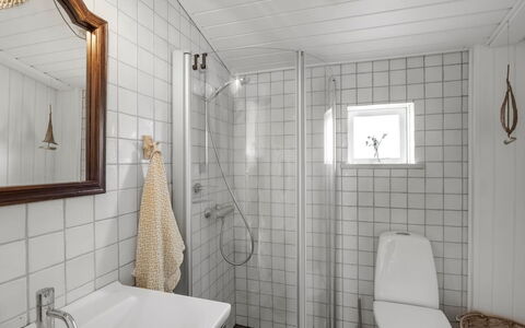 Anissa - 100M from the Sea: Parete, Pavimentazione, Pavimento, Interior Design, Idraulico Fixture, Bagno, Idraulico, Soffitto, Piastrella, Camera