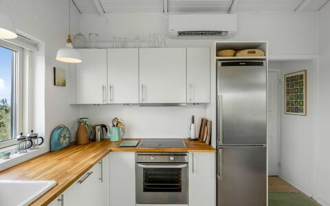 Anissa - 100M from the Sea: Elettrodomestico Da Cucina, Cucina, Controsoffitto, Apparecchio Major, Cabinetry, Elettrodomestico, Interior Design, Mobilia, Pavimentazione, Cucina Stufa