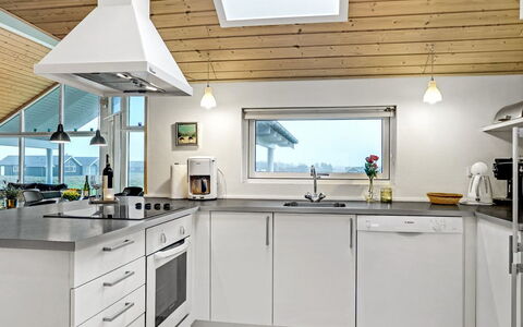 Mattis - 650M from the Sea: Cucina, Controsoffitto, Elettrodomestico Da Cucina, Soffitto, Apparecchio Major, Pavimentazione, Lampada, Elettrodomestico, Interior Design, Cabinetry
