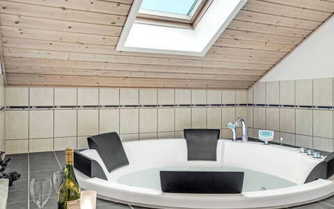 Mattis - 650M from the Sea: Idraulico Fixture, Pavimentazione, Vasca Da Bagno, Interior Design, Pavimento, Idraulico, Bagno, Materiale Composito, Rubinetto