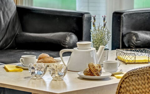 Mattis - 650M from the Sea: Tavola, Serveware, Bicchieri, Dishware, Mobilia, Tavolo, Cibo, Tazza, Piatto