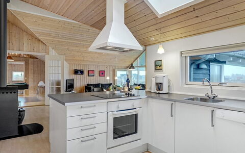 Mattis - 650M from the Sea: Cucina, Elettrodomestico Da Cucina, Controsoffitto, Legna, Soffitto, Apparecchio Major, Interior Design, Pavimentazione, Elettrodomestico, Cabinetry