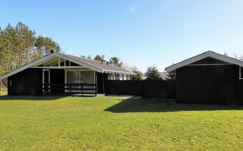 Conradine - 500M from the Sea: Zona Residenziale, Tetto, Sobborgo, Driveway, Estate, Camino