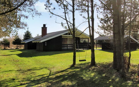 Conradine - 500M from the Sea: Zona Residenziale, Tetto, Sobborgo, Driveway, Estate, Camino