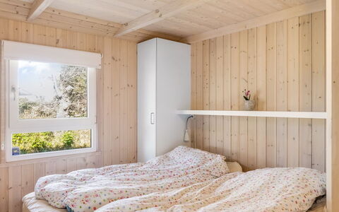 Söhnke - 400M from the Sea: Letto, Camera Da Letto, Parete, Legna, Interior Design, Lenzuolo, Bedding, Mobilia, Soffitto, Pavimentazione