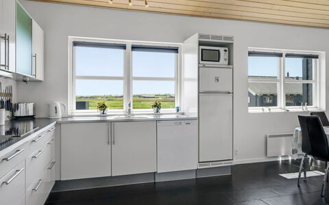 Sinica - 1.4Km from the Sea: Cucina, Pavimentazione, Soffitto, Elettrodomestico Da Cucina, Interior Design, Cabinetry, Controsoffitto, Pavimento, Elettrodomestico, Apparecchio Major