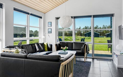 Sinica - 1.4Km from the Sea: Interior Design, Pavimentazione, Divano, Soffitto, Mobilia, Soggiorno, Pavimento, Illuminazione, Casa