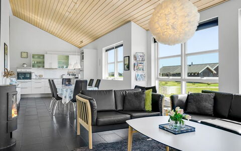 Sinica - 1.4Km from the Sea: Interior Design, Mobilia, Pavimentazione, Soffitto, Divano, Legna, Pavimento, Soggiorno, Lampada, Casa