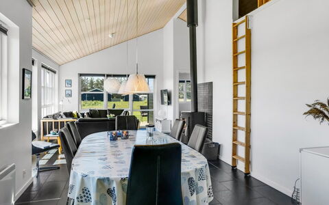 Sinica - 1.4Km from the Sea: Legna, Casa, Soffitto, Interior Design, Porta, Villetta, Sedia, Estate, Shade, Soggiorno