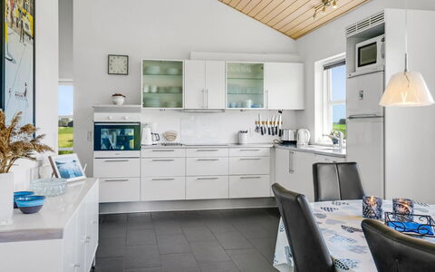 Sinica - 1.4Km from the Sea: Cucina, Controsoffitto, Interior Design, Pavimentazione, Mobilia, Elettrodomestico Da Cucina, Cabinetry, Soffitto, Apparecchio Major, Pavimento