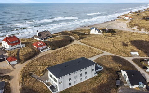 Asa - 75M from the Sea: Finestra, Facciata, Zona Residenziale, Casa, Materiale Composito, Finestra A Ghigliottina, Estate, Raccordo, Illuminazione Diurna