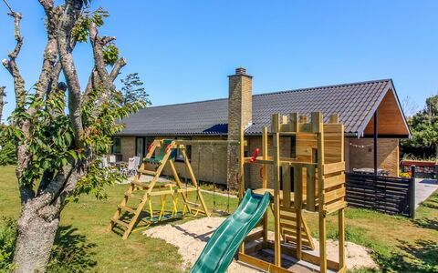Urho - 500M from the Sea: Lotto, Shade, Giardino, Backyard, Villetta, Prato, Landscaping, Campo Da Giuoco, Attrezzatura Giochi All'Aperto, Cortile