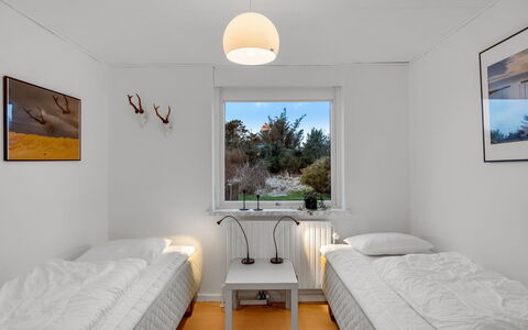 Urho - 500M from the Sea: Letto, Camera Da Letto, Parete, Bedding, Interior Design, Lenzuolo, Soffitto, Pavimento, Telaio Del Letto, Pavimentazione