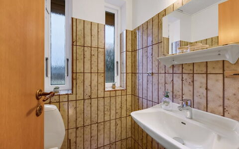 Urho - 500M from the Sea: Idraulico Fixture, Pavimentazione, Pavimento, Interior Design, Bagno, Lavandino Del Bagno, Lavello, Idraulico, Camera, Soffitto