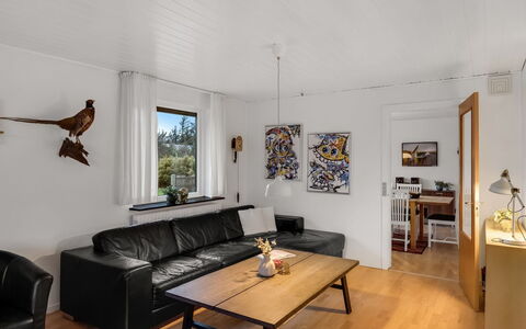 Urho - 500M from the Sea: Parete, Interior Design, Mobilia, Divano, Legna, Pavimentazione, Soggiorno, Soffitto, Pavimento, Casa