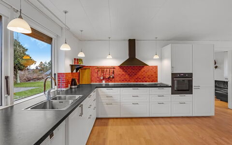 Urho - 500M from the Sea: Cucina, Controsoffitto, Elettrodomestico Da Cucina, Cabinetry, Pavimentazione, Interior Design, Apparecchio Major, Cucina Stufa, Lavandino Della Cucina, Soffitto
