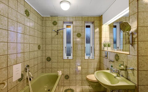 Urho - 500M from the Sea: Lavandino Del Bagno, Bagno, Interior Design, Idraulico Fixture, Parete, Pavimentazione, Pavimento, Lavello, Rubinetto, Soffitto