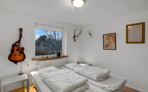 Urho - 500M from the Sea: Letto, Mobilia, Interior Design, Camera Da Letto, Parete, Pavimentazione, Pavimento, Lenzuolo, Soffitto, Bedding