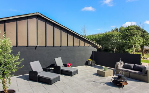 Urho - 500M from the Sea: Mobili Da Esterno, Mobilia, Materiale Composito, Shade, Vaso Di Fiori, Terrazza, Sedia, Cortile, Giardino, Calcestruzzo