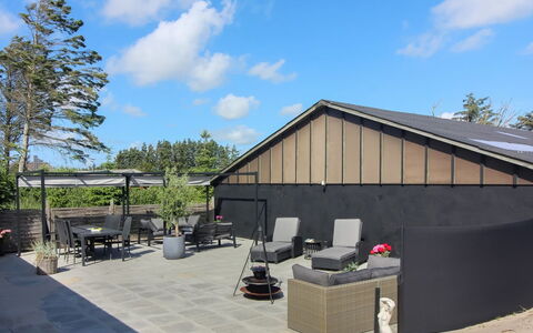 Urho - 500M from the Sea: Shade, Materiale Composito, Mobili Da Esterno, Cortile, Giardino, Calcestruzzo, Sedia, Cortile, Landscaping, Terrazza