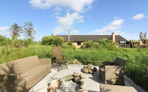 Urho - 500M from the Sea: Lotto, Mobilia, Giardino, Villetta, Sedia, Mobili Da Esterno, Landscaping, Shade, Backyard, Cortile