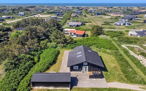 Salmund - 600M from the Sea: Tetto, Casa, Casa, Villetta, Raccordo, Estate, Driveway, Edifici Giardino, Cortile, Capannone