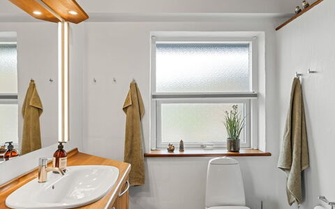 Eelin - 275M from the Sea: Interior Design, Parete, Idraulico Fixture, Pavimentazione, Legna, Soffitto, Lavello, Pavimento, Rubinetto, Bagno