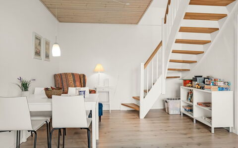 Elmo - 300M from the Sea: Pavimentazione, Idraulico Fixture, Pavimento, Interior Design, Bagno, Gabinetto, Idraulico, Lavello, Mobiletto Del Bagno, Rubinetto
