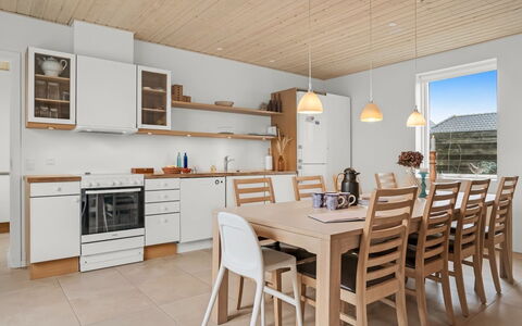 Elmo - 300M from the Sea: Pavimentazione, Idraulico Fixture, Pavimento, Interior Design, Bagno, Gabinetto, Idraulico, Lavello, Mobiletto Del Bagno, Rubinetto