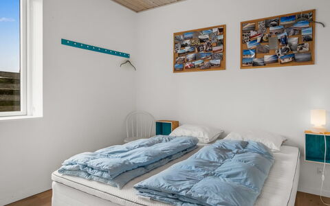 Elmo - 300M from the Sea: Camera Da Letto, Legna, Letto, Pavimento, Interior Design, Lenzuolo, Pavimentazione, Bedding, Soffitto, Mobilia