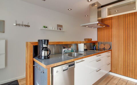 Varnava - 200M from the Sea: Pavimentazione, Idraulico Fixture, Pavimento, Interior Design, Bagno, Gabinetto, Idraulico, Lavello, Mobiletto Del Bagno, Rubinetto