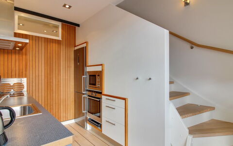 Varnava - 200M from the Sea: Pavimentazione, Idraulico Fixture, Pavimento, Interior Design, Bagno, Gabinetto, Idraulico, Lavello, Mobiletto Del Bagno, Rubinetto